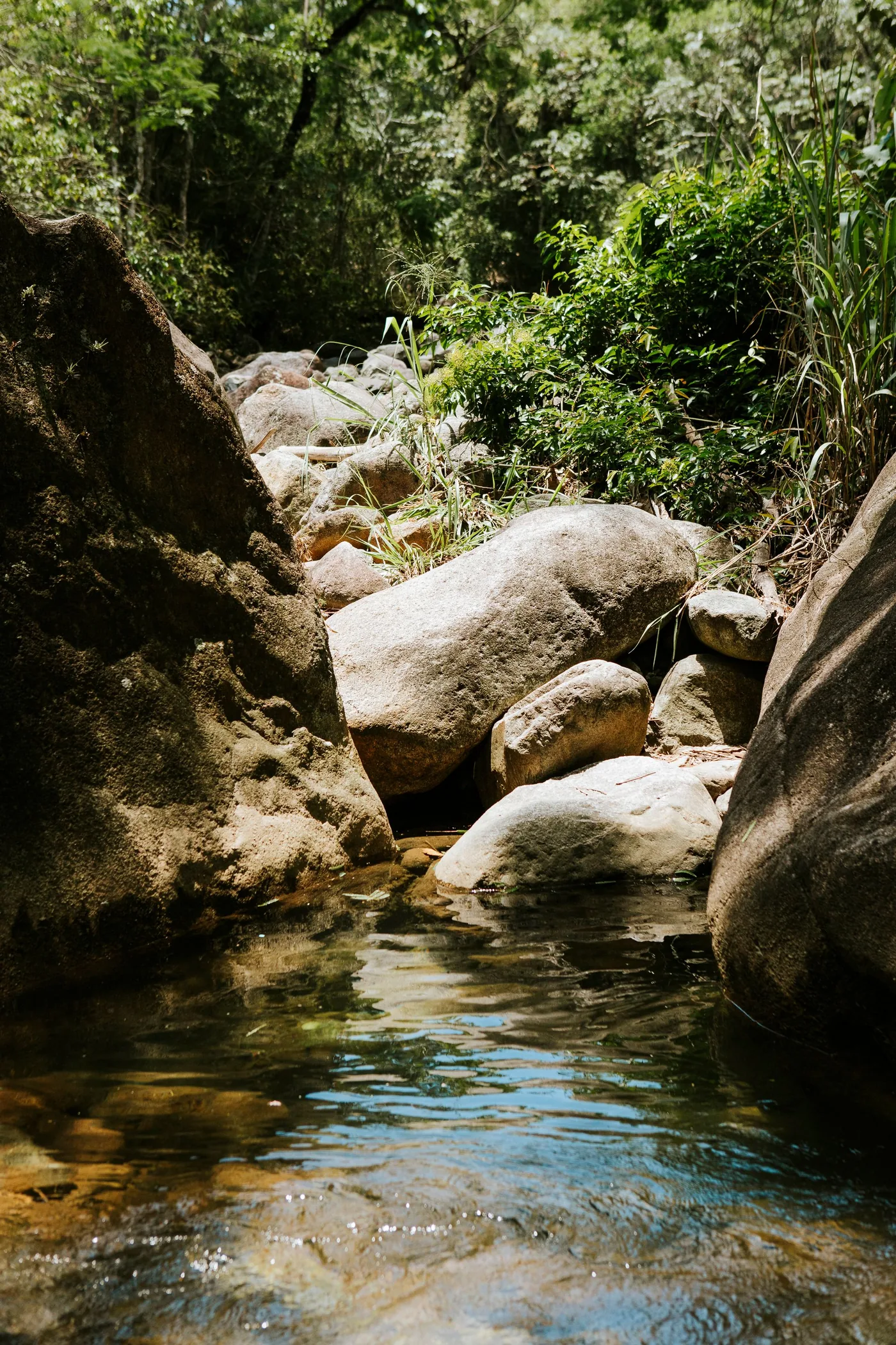 Cauce de agua entre rocas